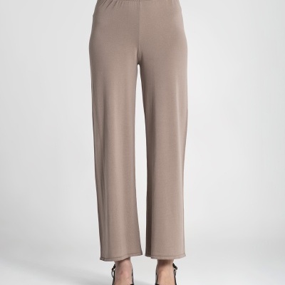 Calças femininas castanhas claras com cintura elástica e sapatos de salto pretos