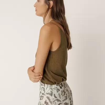 Top castanho de alças finas e saia estampada floral em verde, castanho e bege