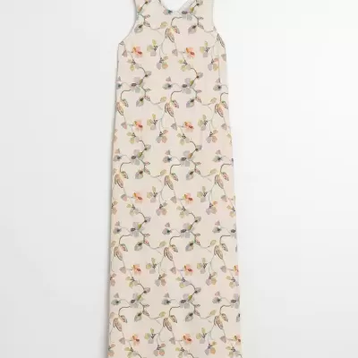 Vestido comprido creme com padrão floral colorido