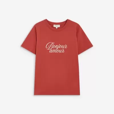 T-shirt vermelha com texto branco Bonjour amour
