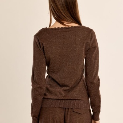 Camisola castanha de malha com textura levemente brilhante vista de costas