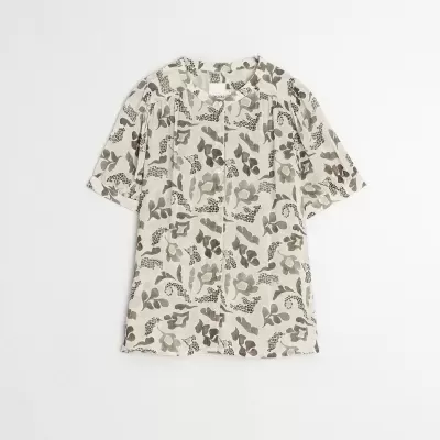 Blusa feminina de manga curta padrão floral bege e castanho