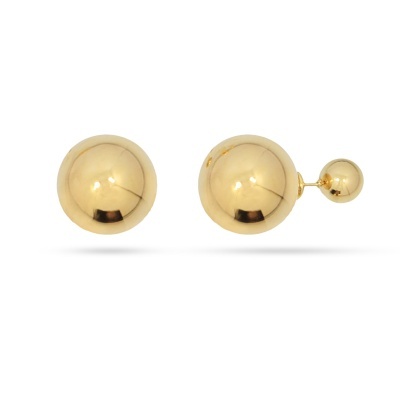 Brincos dourados em forma de bolas de tamanhos diferentes