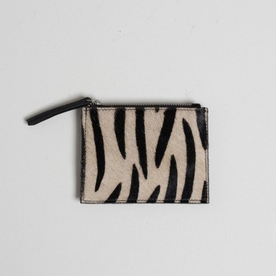 Carteira pequena com padrão zebra e fecho preto