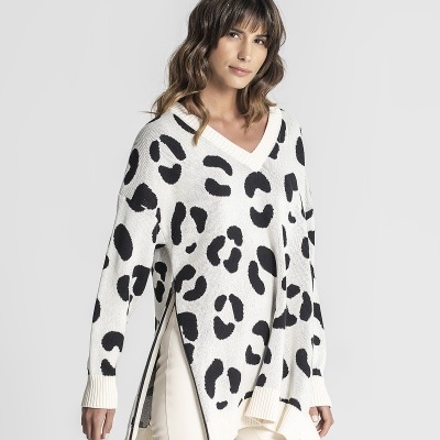 Camisola feminina branca com padrão de manchas pretas e decote em V