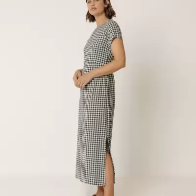 Vestido midi xadrez preto e branco com abertura lateral e sandálias castanhas