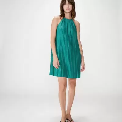 Vestido curto verde-azulado plissado com decote halter