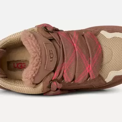 Ténis UGG castanhos com pêlo e atacadores xadrez vermelho