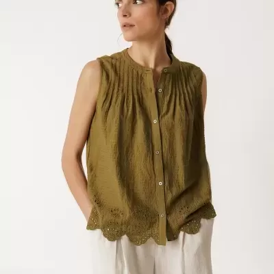 Blusa verde militar com botões e bordado na bainha usada por modelo