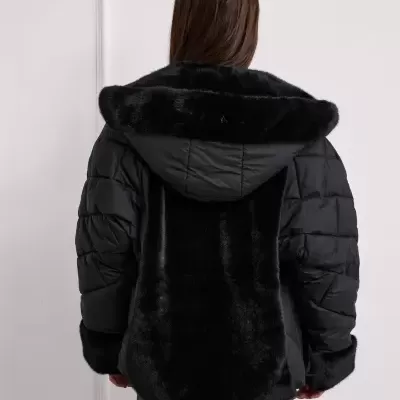 Casaco feminino preto com capuz acolchoado e detalhes em pele sintética visto de trás
