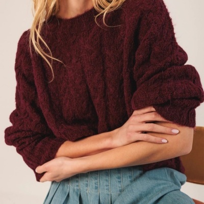 Camisola de malha vinho com textura felpuda e calças azuis claras