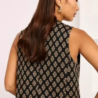 Blusa preta sem mangas com padrão floral bege e barra com linhas horizontais
