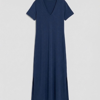 Vestido comprido azul escuro com manga curta e decote em V