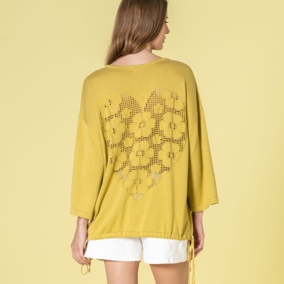 Camisola de malha amarelo mostarda com padrão de coração floral recortado nas costas