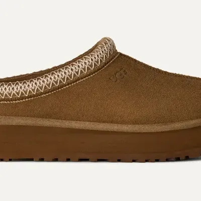 Chinelo castanho de camurça com sola grossa e logótipo UGG
