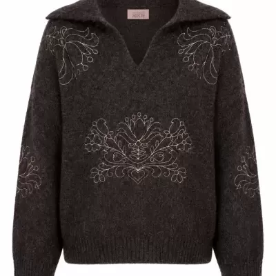 Camisola castanha escura de malha com padrão bordado floral e gola aberta