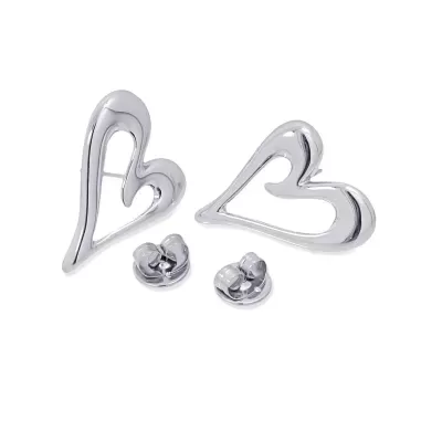 Brincos de prata com formato de corações estilizados sobre fundo branco