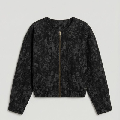 Casaco preto curto com padrão floral e fecho dourado