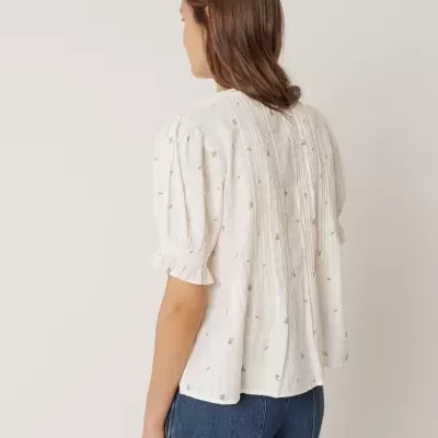 Blusa branca com flores bordadas e mangas curtas folhadas