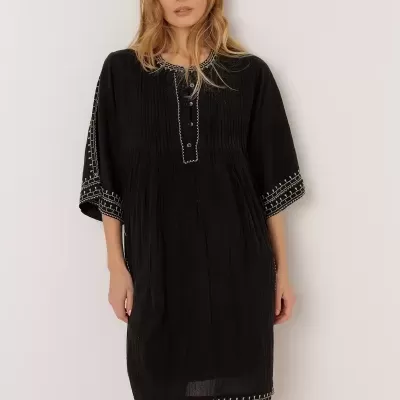 Vestido preto com bordados brancos e botões, mangas largas e corte acima do joelho.