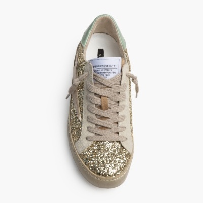 Ténis bege com glitter dourado e etiqueta visível na pala