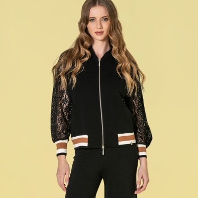 Casaco feminino preto com mangas em renda e fecho de correr