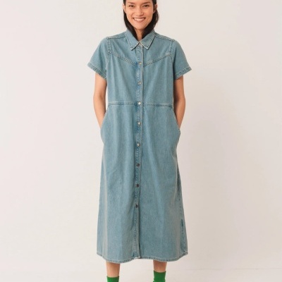 Vestido azul em ganga com botões, mulher com meias verdes e ténis castanhos