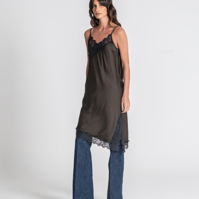 Vestido negro con encaje y pantalones vaqueros