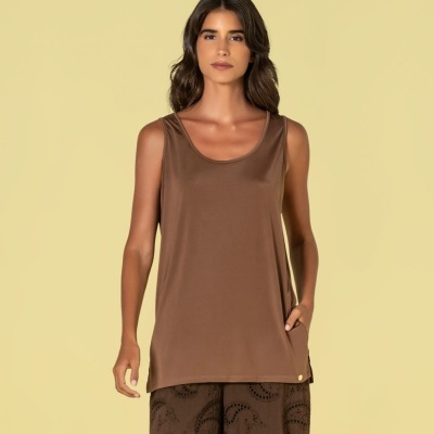 Blusa castanha de alças largas com calças castanhas bordadas