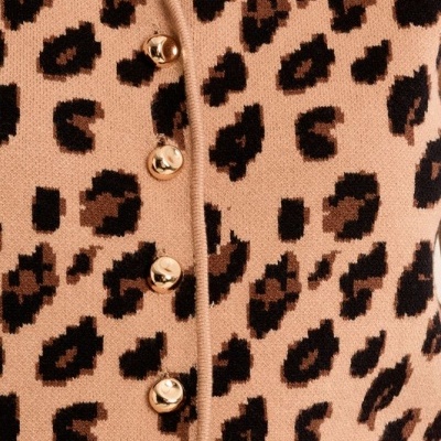 Casaco de malha com padrão animal print e botões dourados