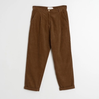 Calças castanhas de veludo com botão e bolsos em fundo branco