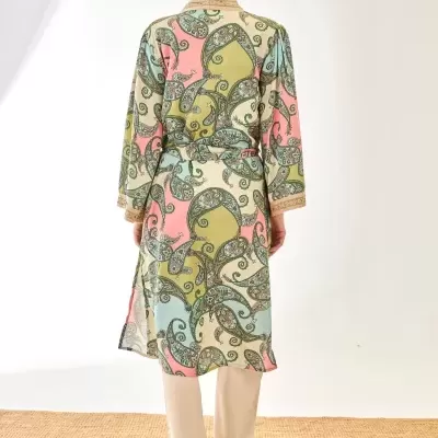 Robe comprido com padrão cachecol em tons pastel usado de costas