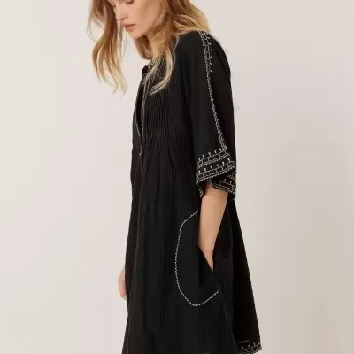 Vestido negro con costura blanca y textura ligera