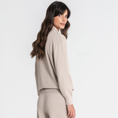 Mulher com roupa confortável bege clara vista de costas