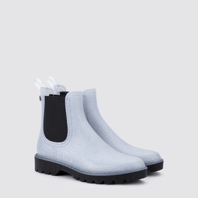 Botins de goma cinza claro com elásticos pretos e sola preta.