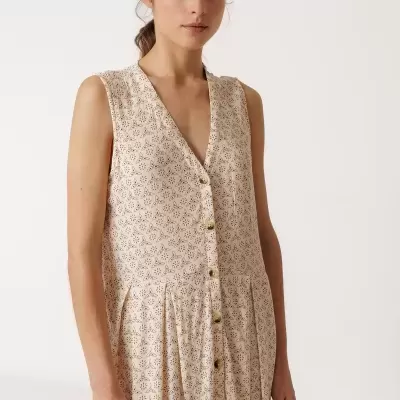 Vestido comprido bege com padrão florais, botões frontais e sem mangas