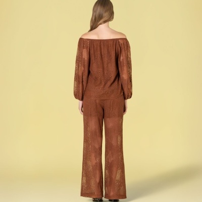 Conjunto feminino castanho em tecido transparente com blusa e calças visto de costas