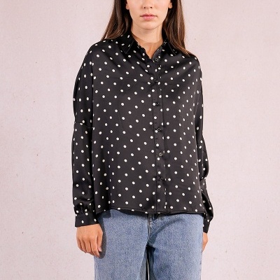 Blusa preta de bolinhas brancas com botões e jeans azul claro