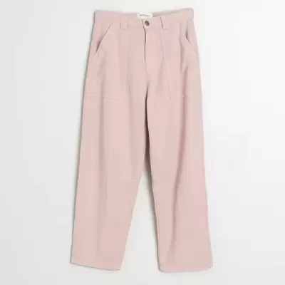 Calças rosa claro com bolsos frontais grandes e botão metálico