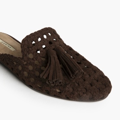 Sapato mule castanho de pele com pompons e design trançado