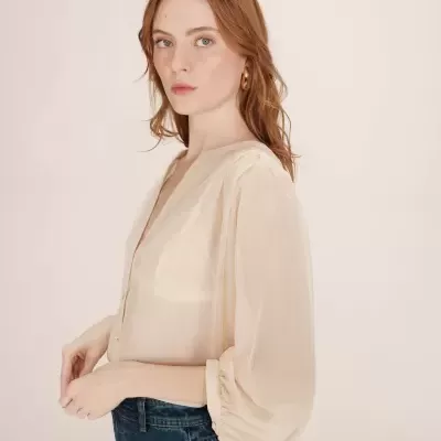 Blusa feminina transparente bege com botões, manga 3/4 franzida, com jeans azul escuro