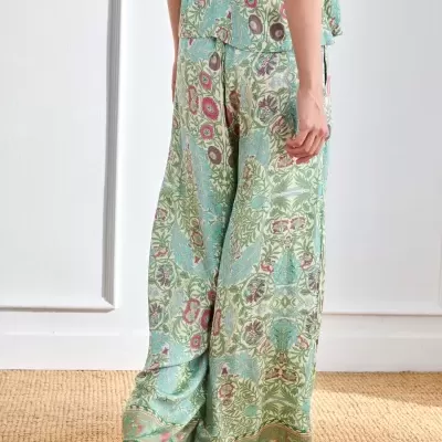 Calças largas com padrão floral colorido em fundo claro