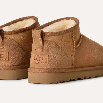 Botas UGG castanhas baixas em camurça com interior forrado a pele sintética