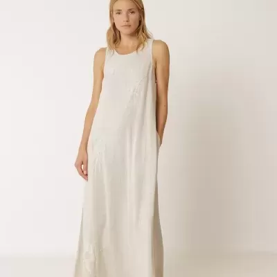 Vestido comprido bege claro com bordados delicados, alças e sandálias castanhas