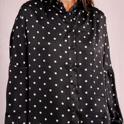 Camisa preta com bolinhas brancas e botões pretos