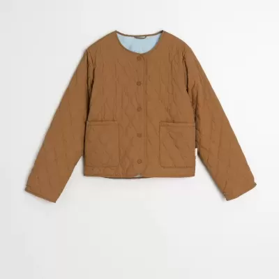 Casaco acolchoado castanho com botões e bolsos frontais