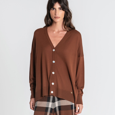 Cardigan castanho com botões brancos e calças xadrez em tons terrosos