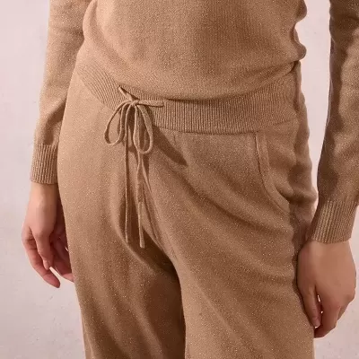 Roupa castanha em malha brilhante com camisa e calças com cordão e bolsos