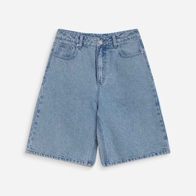 Calção de ganga azul claro com corte largo e bolsos
