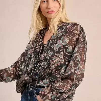 Blusa feminina floral com mangas bufantes e jeans
